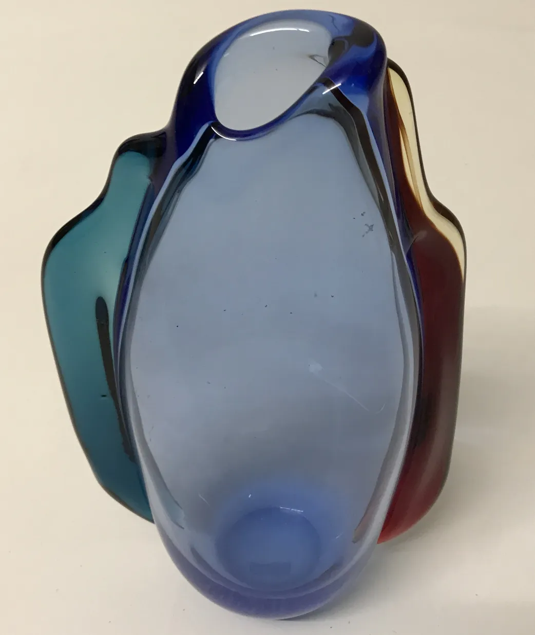 vaso antigo de murano com design colorido e contornos suaves