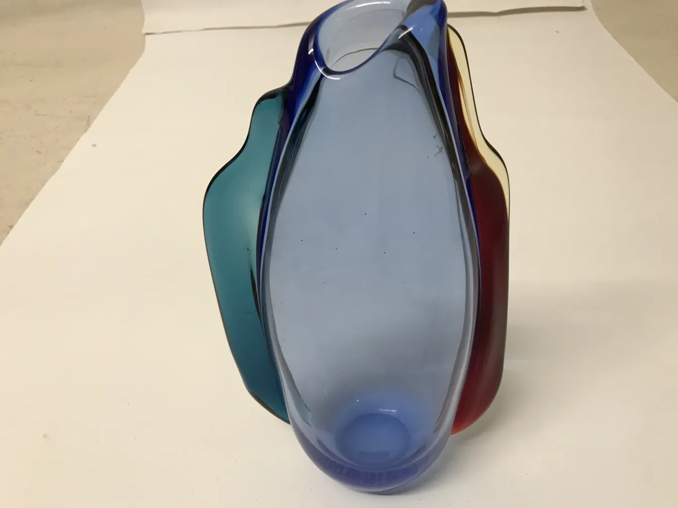 vaso de murano antiguidade em tons de azul e vermelho