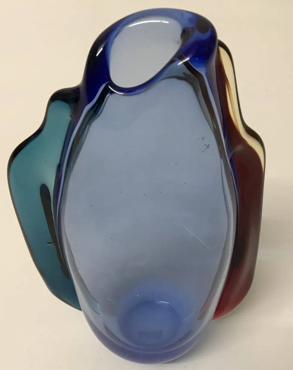 antiker murano-glas mit lebendigen Farben und sanften Kurven in einer neutralen Umgebung