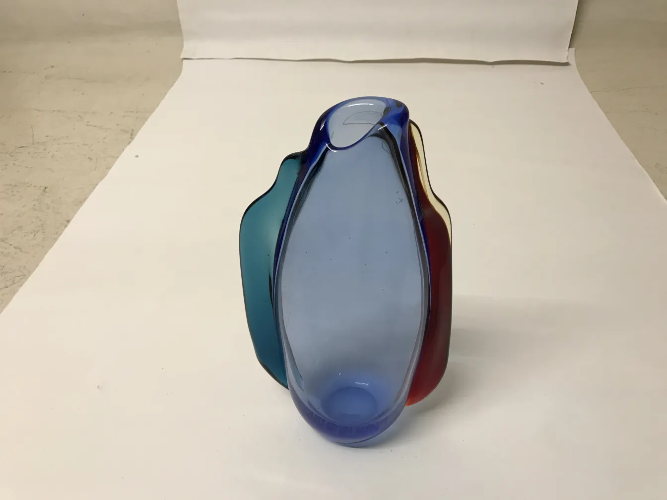 Antico vaso di Murano, colorato con forme ondulate