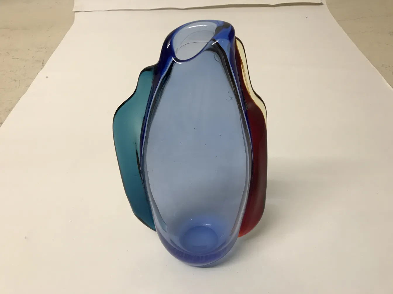 vaso di murano in diversi colori con forma elegante