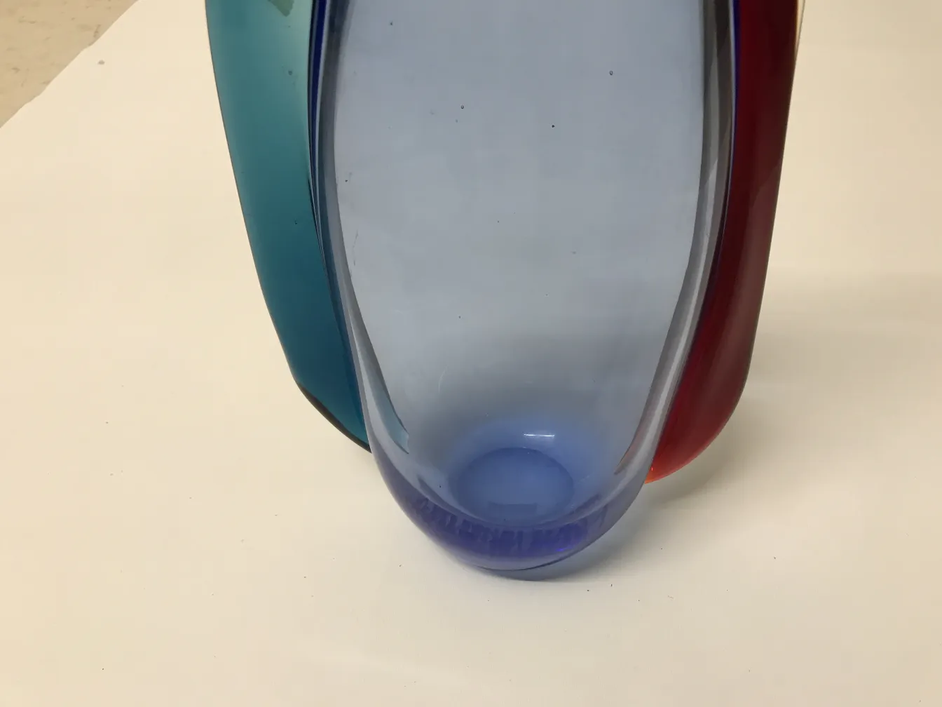 vase murano ancien avec des formes élégantes et des couleurs vives