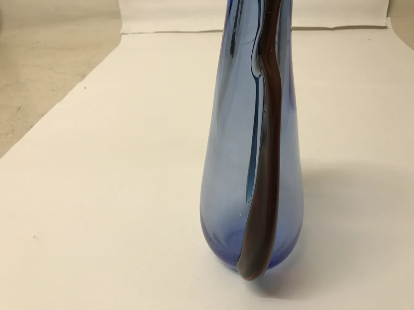 vase di murano antico, elegante e blu, decorativo.
