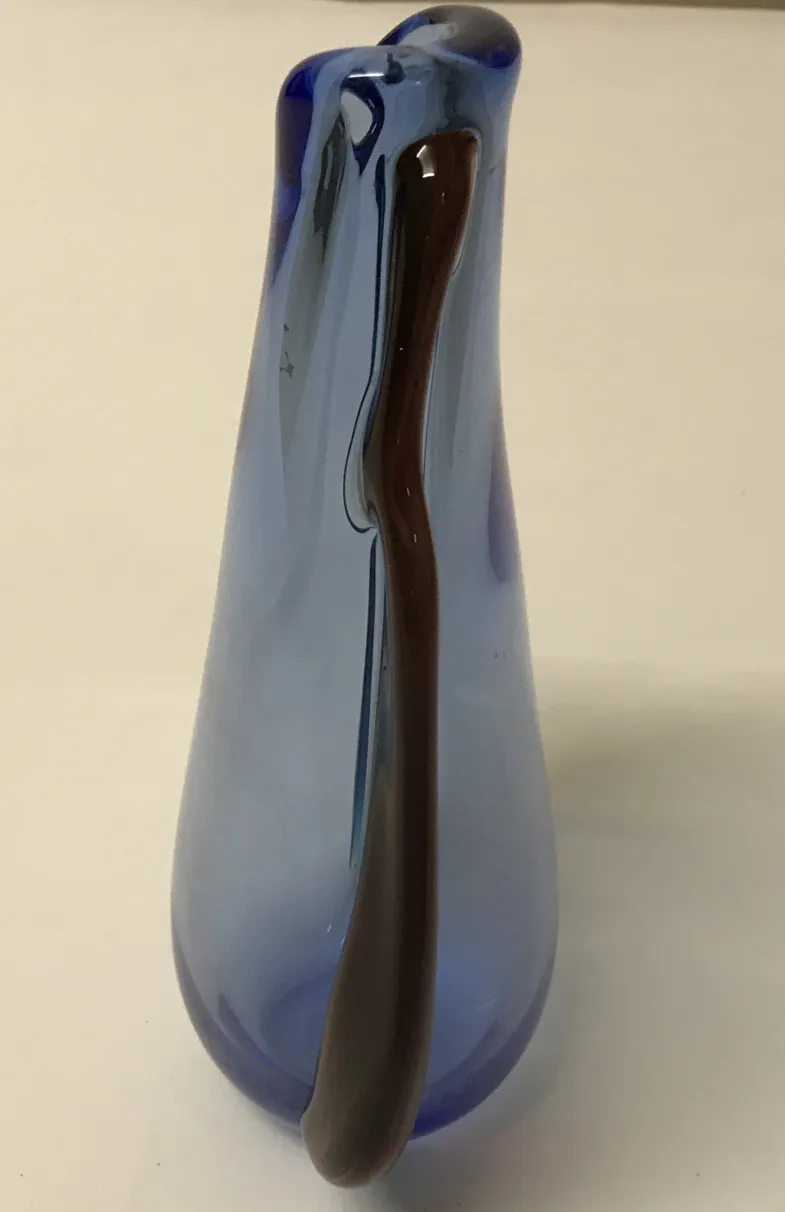 blaue murano-vase auf weißem hintergrund