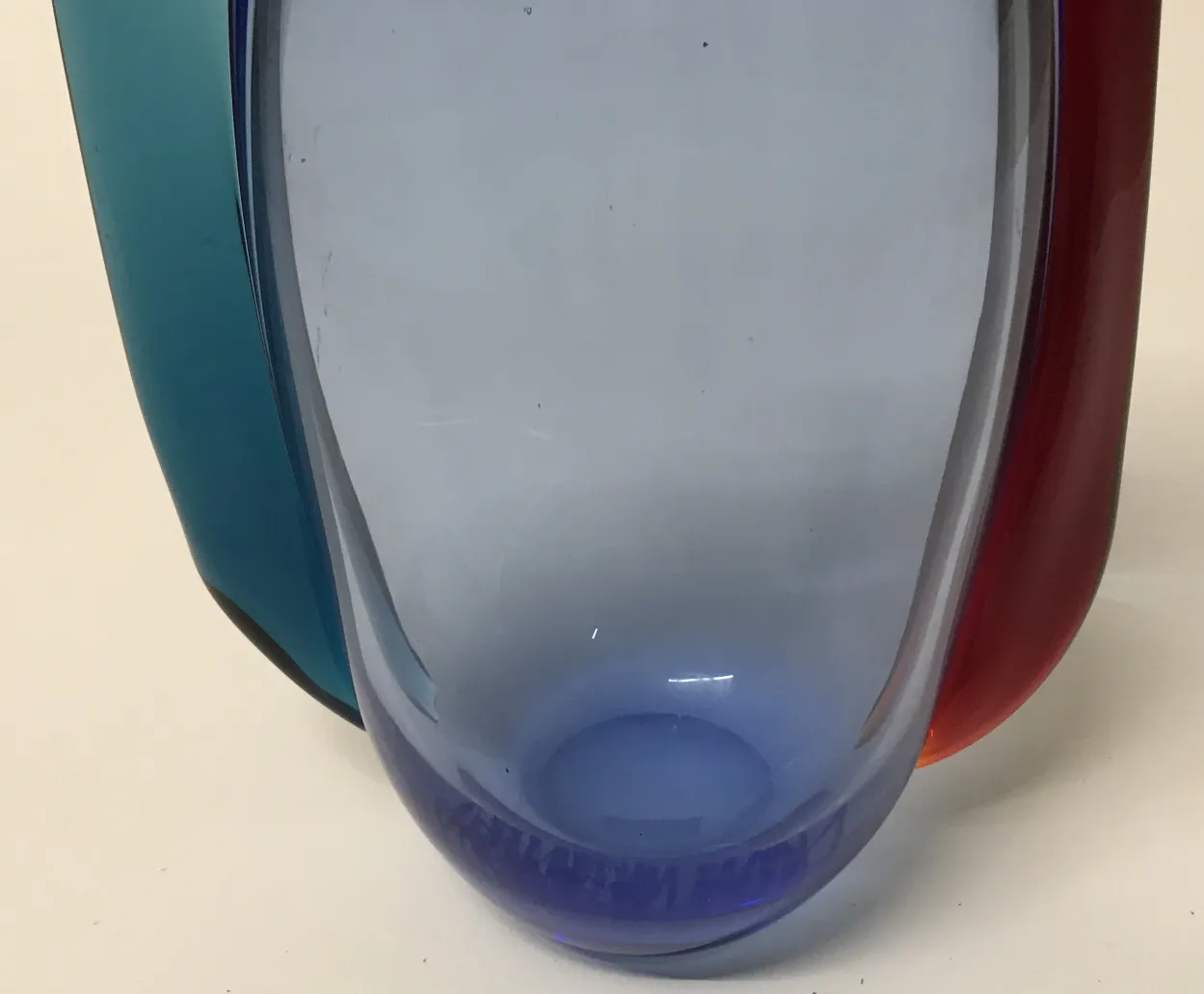 vaso de murano colorido com tons vibrantes e formas suaves, ambiente decorativo