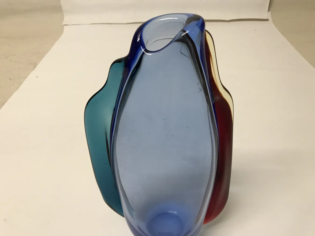 vaso de murano antigo com cores vibrantes e forma elegante