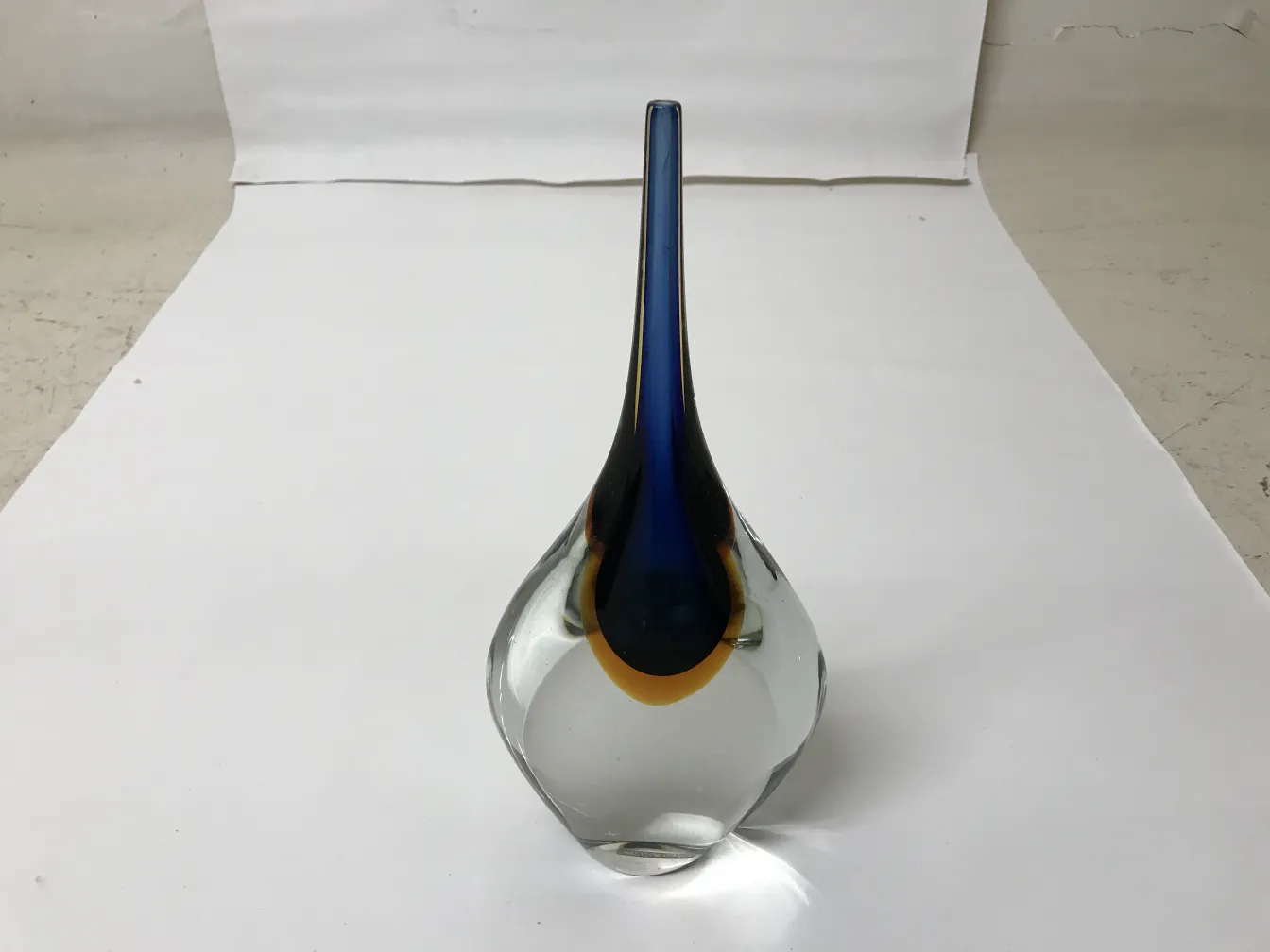 antike murano-glas vase mit einzigartiger form und lebendigen farben