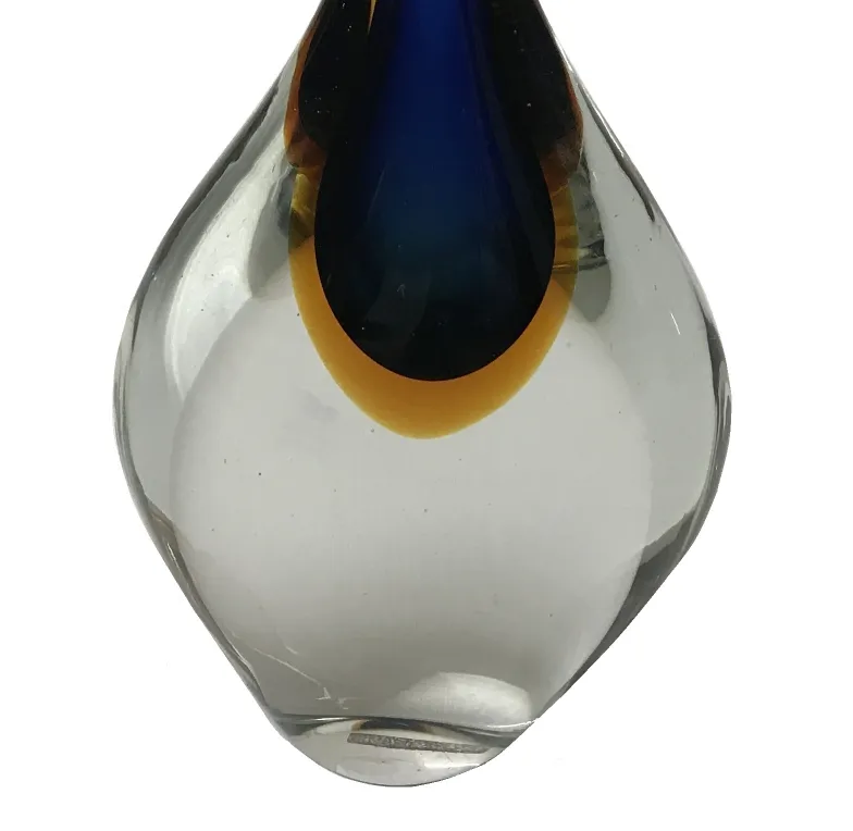vase di murano colorato con design elegante, sfondo neutro