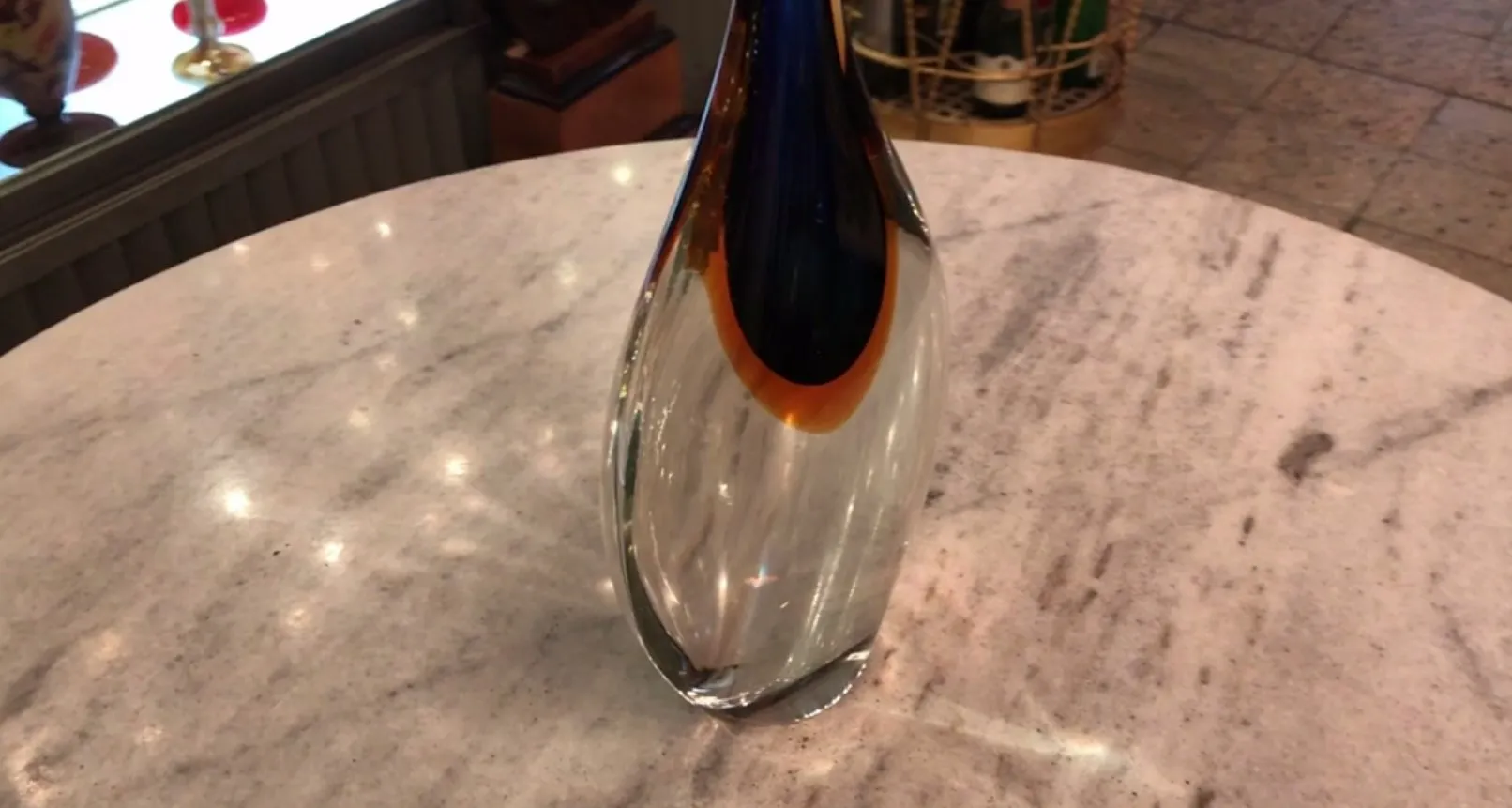 vase murano sur une table, illuminé, avec des détails décoratifs