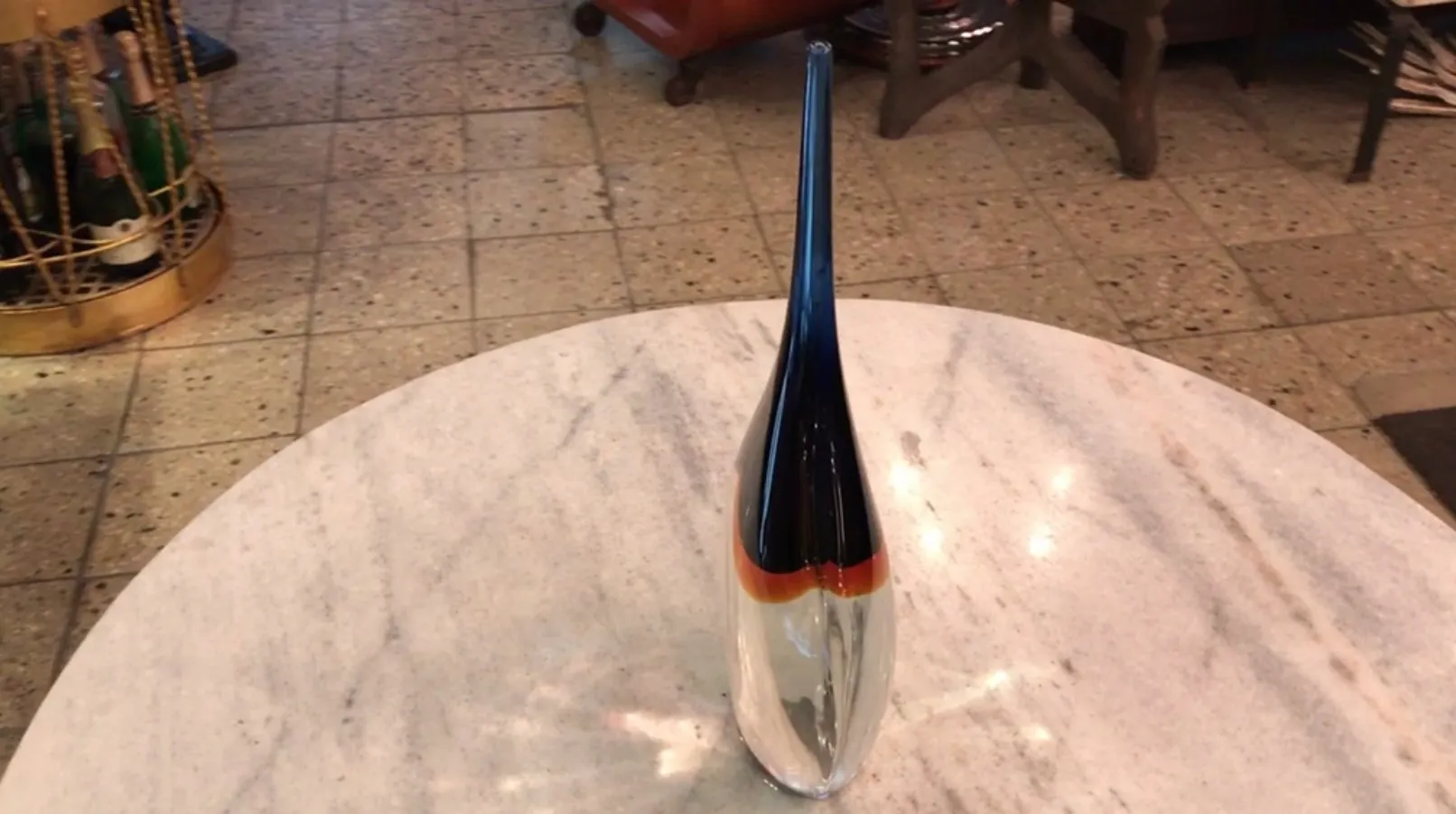 vaso antigo de murano com base de mármore e cores vibrantes