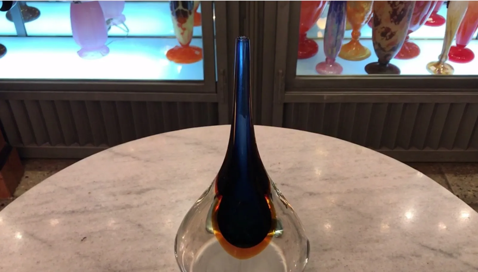 vaso de murano antigo com cores vibrantes e formas elegantes