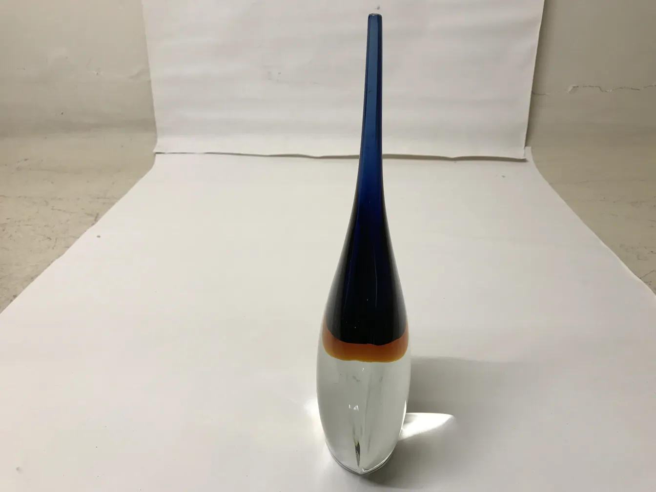 vase murano avec des couleurs bleu, orange et transparent sur fond blanc