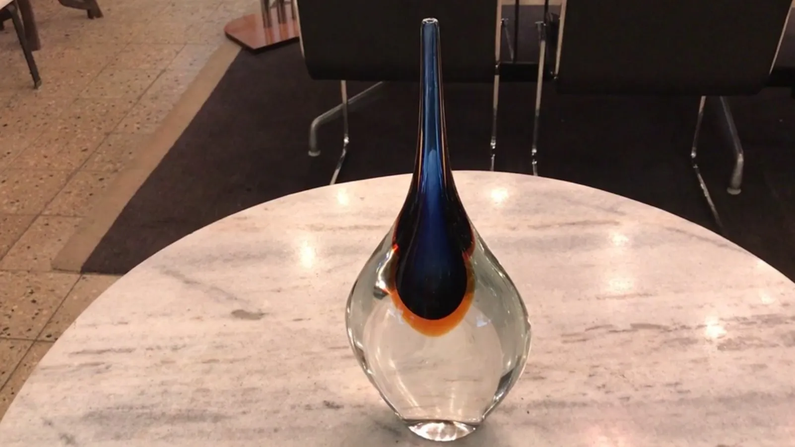 Antik murano-glas mit charakteristischer Form und buntem Design in einer gemütlichen Umgebung