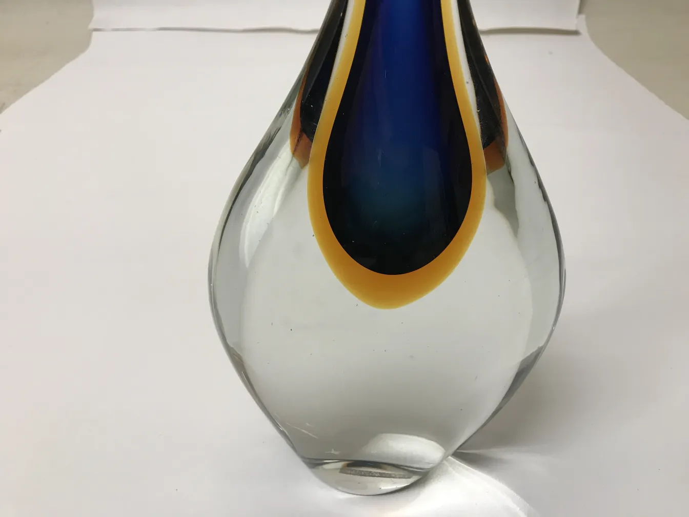 vaso de murano antigo em forma de gota com cores vibrantes