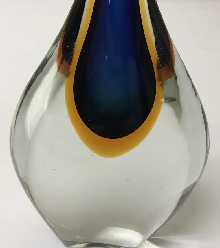 vaso de murano antigo com tons azuis e amarelos, decorativo, fundo neutro