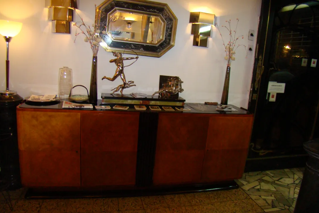 vase murano sur une table avec d'autres décorations et un miroir