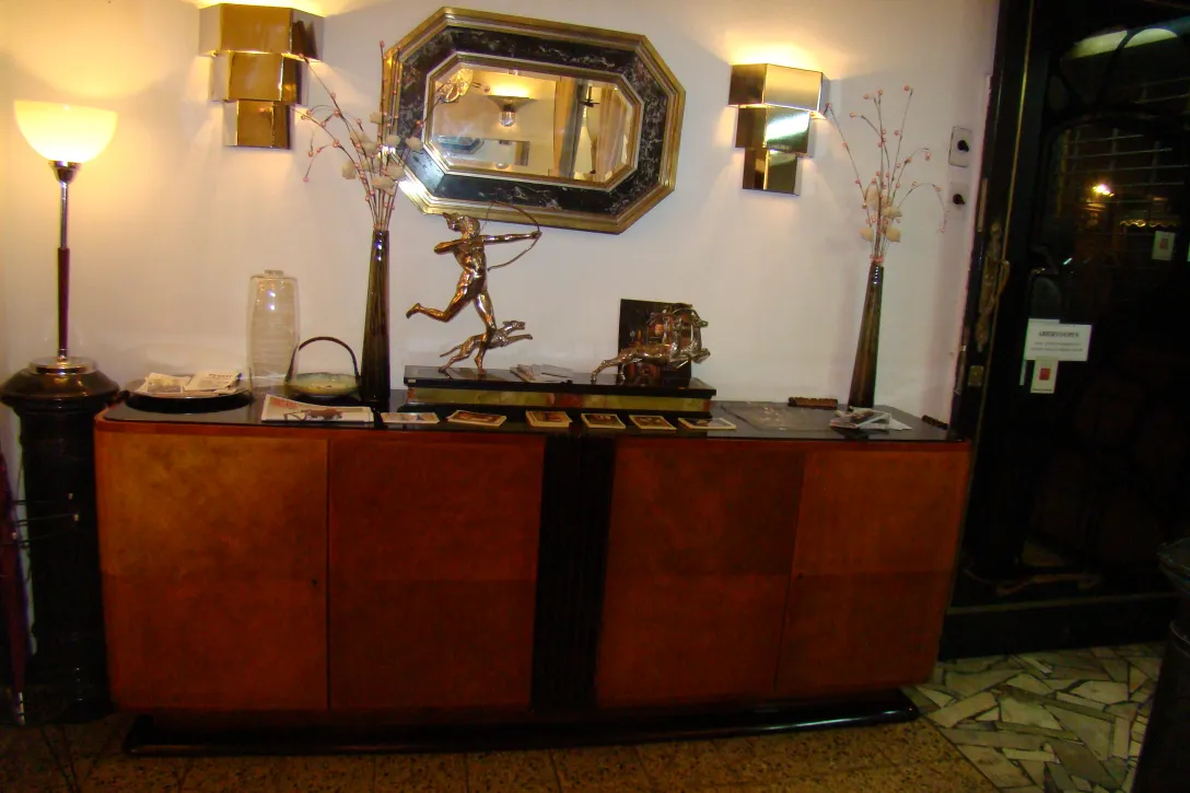 antiker murano-glas mit eleganter dekoration in traditioneller umgebung