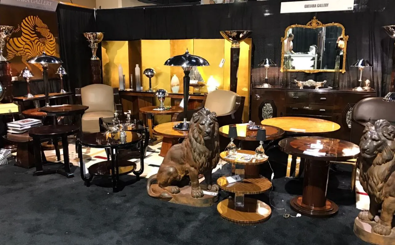 色とりどりの詳細とエレガントな形を持つアンティークのムラーノ花瓶