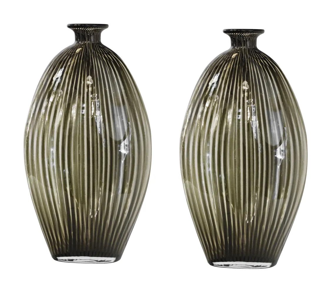 antiguo florero de murano con detalles elegantes y líneas