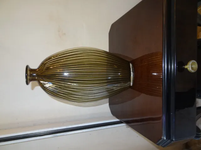 florero antiguo de Murano con diseño elaborado y tonos suaves