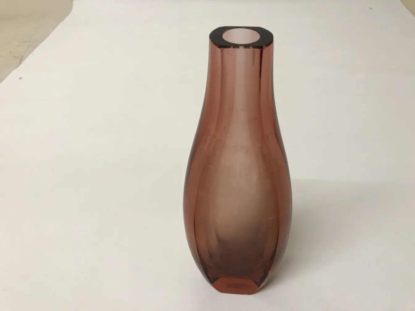antike rosa Vase mit eleganter Form auf hellem Hintergrund