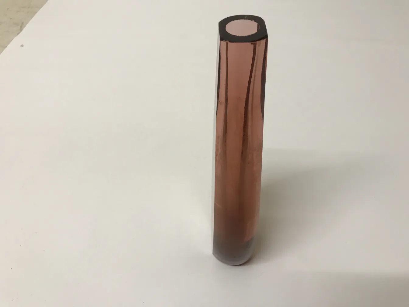 مزهرية مورانو قديمة بلون وردي، زخرفية وأنيقة، على خلفية بيضاء