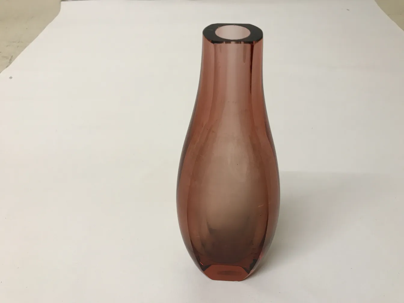 vase murano ancien, couleur rose, forme courbée, fond blanc