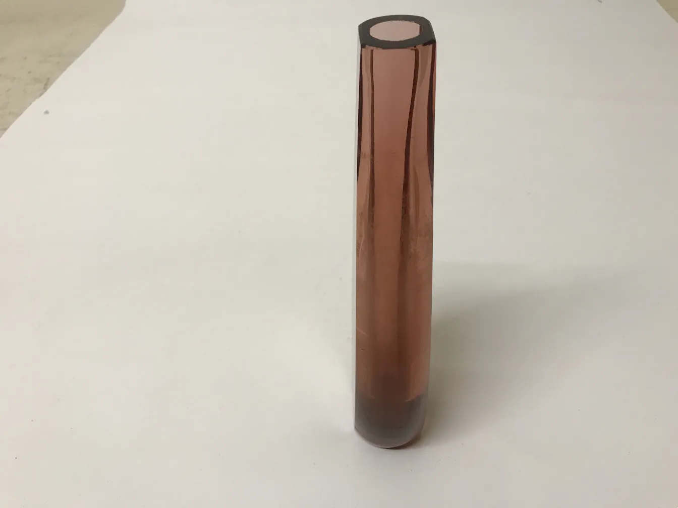 alti ed eleganti vaso antico di Murano, colore rame, sfondo bianco