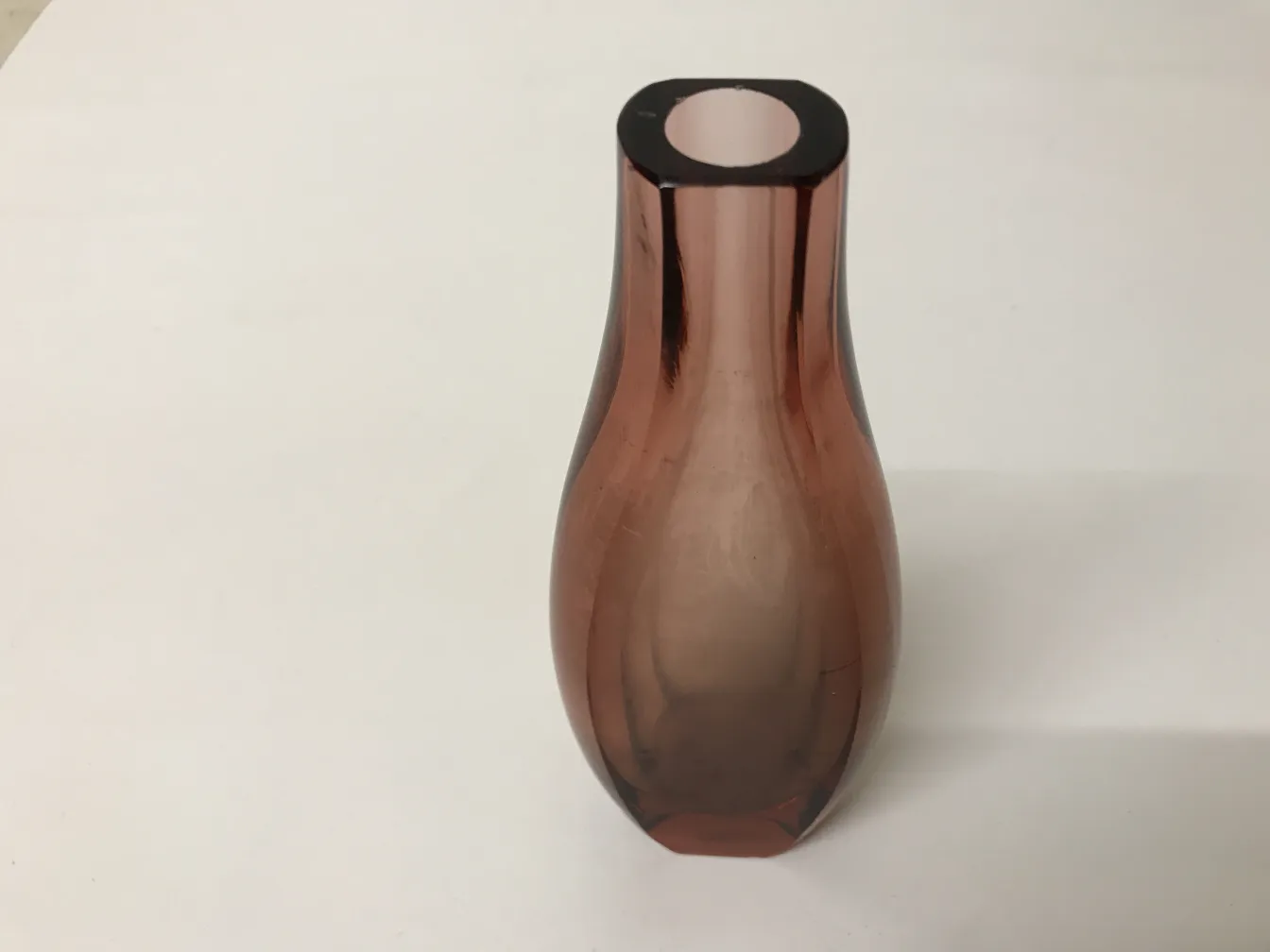 antike murano vase in rosa eleganter form auf weißem hintergrund