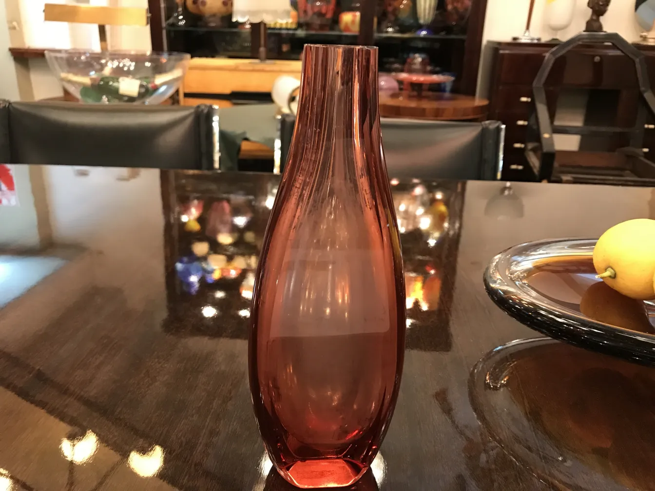 antike rote murano-glas vase auf dem glänzenden Tisch