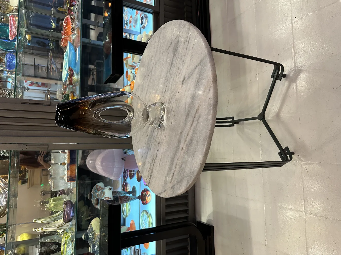 vaso di murano su un tavolo rotondo in marmo