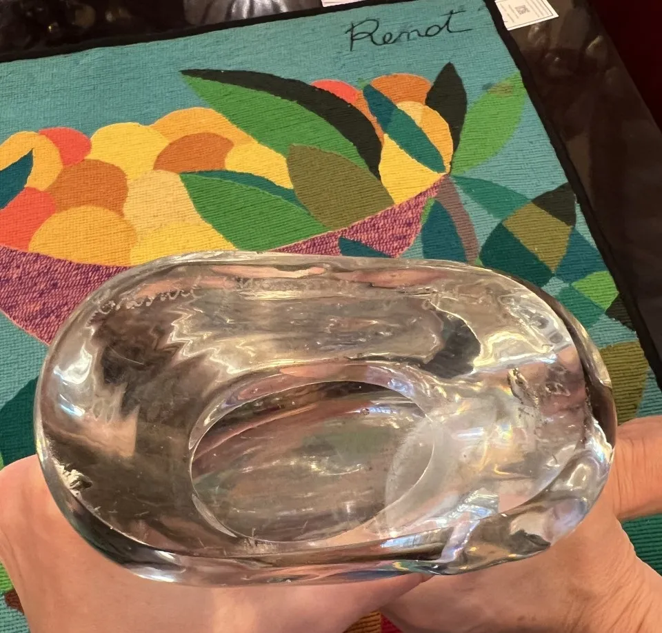 murano-vase mit elegantem design auf buntem stoff