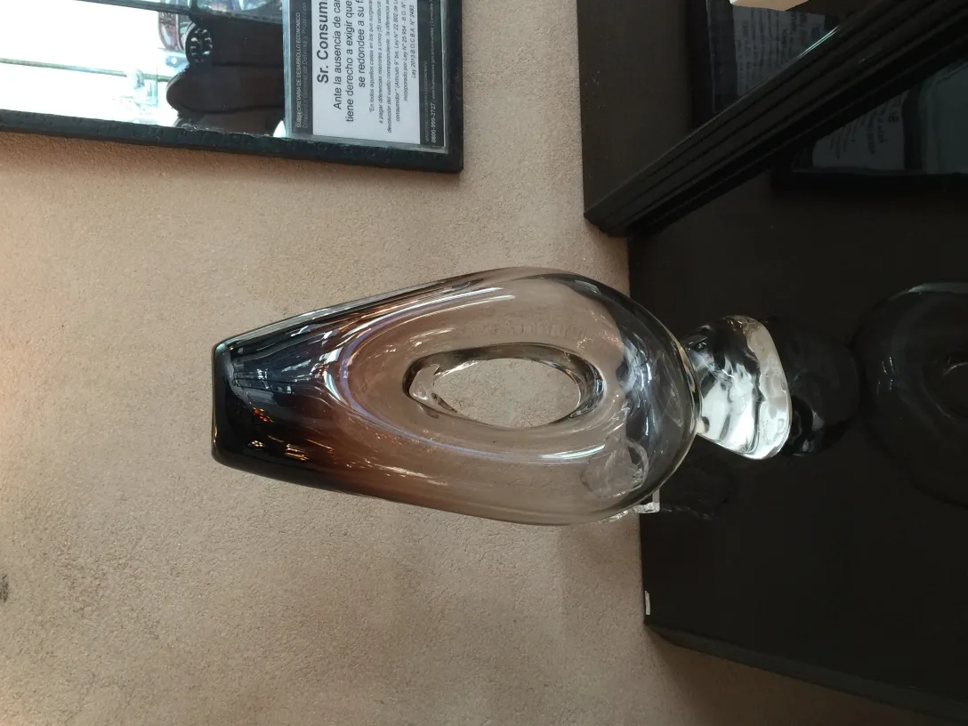 vaso di murano con forma elegante e design raffinato in decorazione sottile