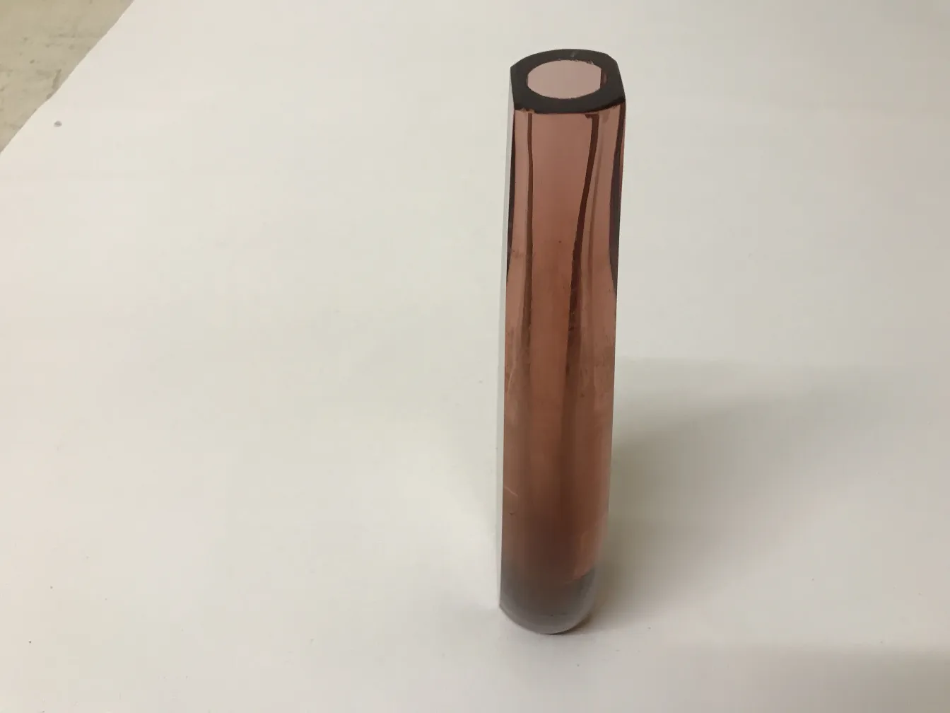 vaso de murano antigo em formato cilíndrico com tons vibrantes em fundo claro