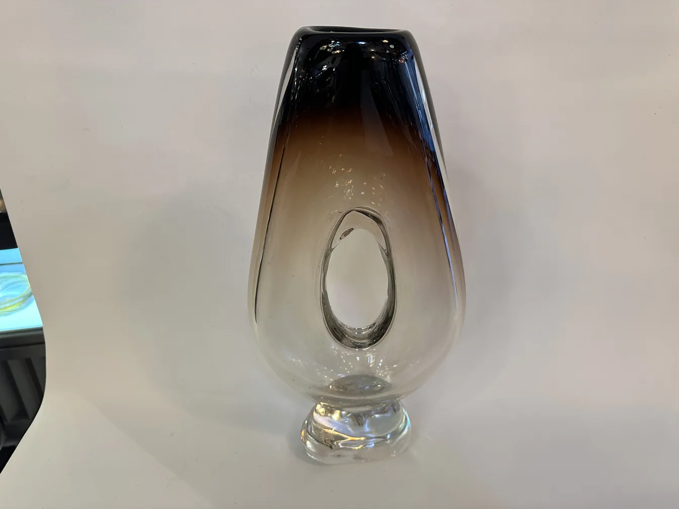 vaso di murano antico con design elegante e foro centrale