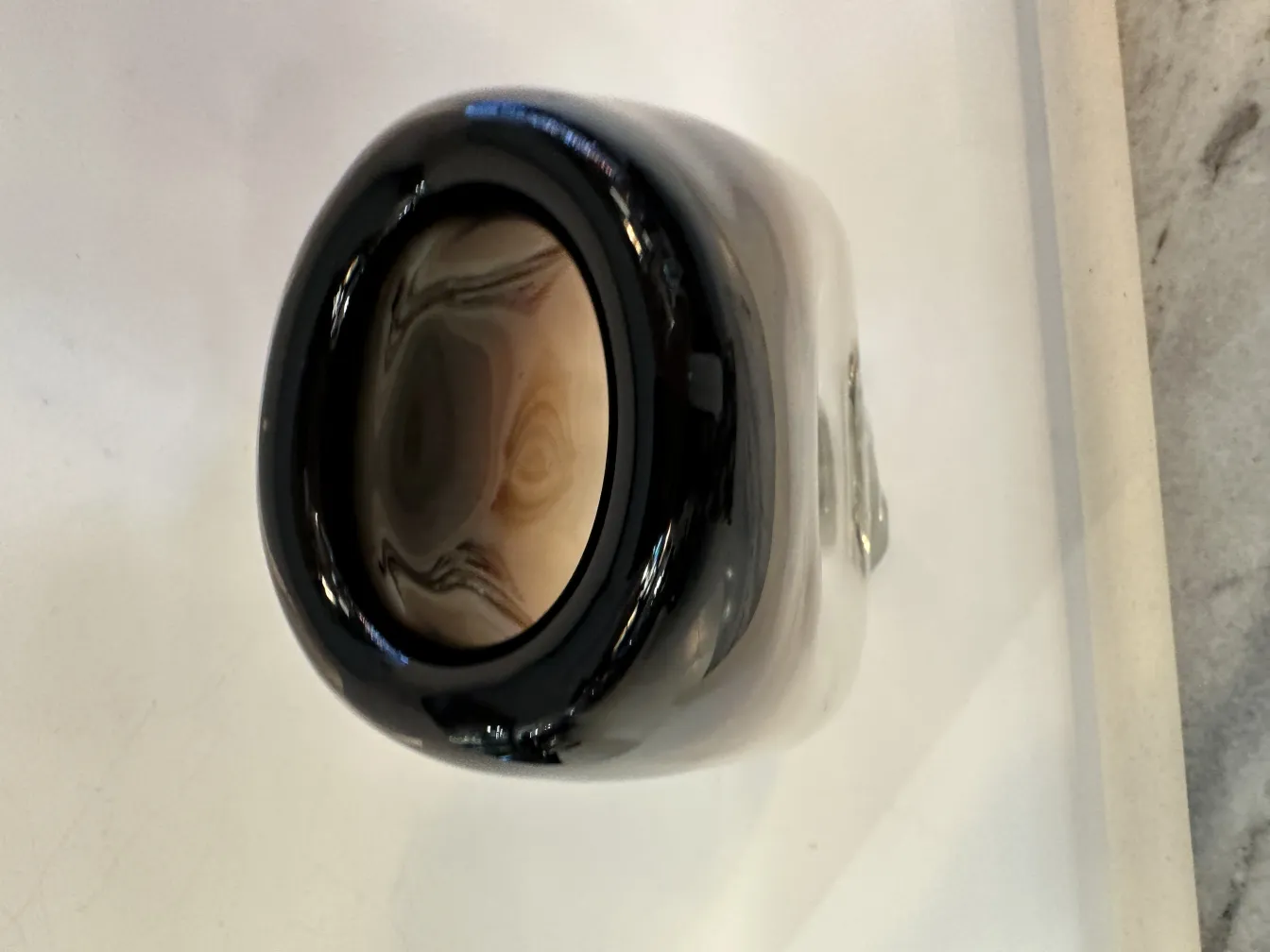 مزهرية مورانو القديمة بتصميم زخرفي بألوان داكنة