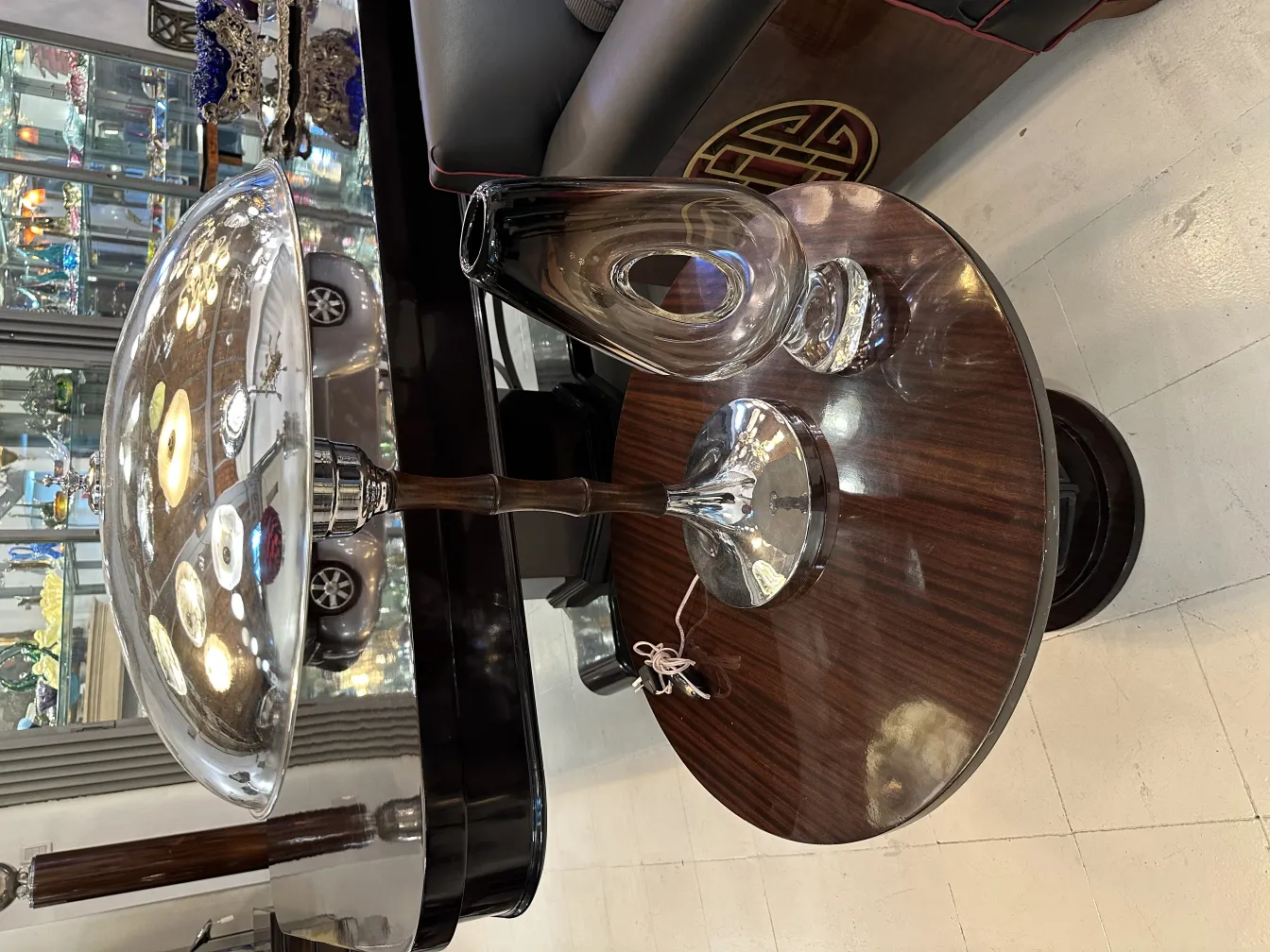 florero de murano estilo antiguo en mesa elegante con detalles decorativos