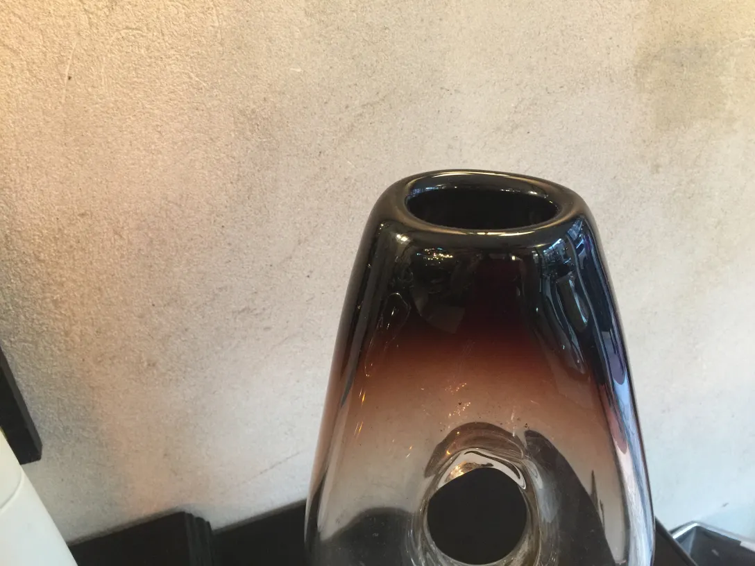 antike murano-glas mit elegantem design, dunkle töne