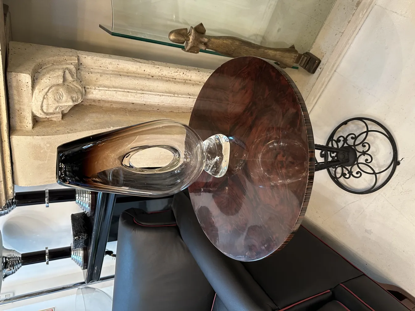 古董穆拉诺花瓶，带有优雅的设计和装饰背景