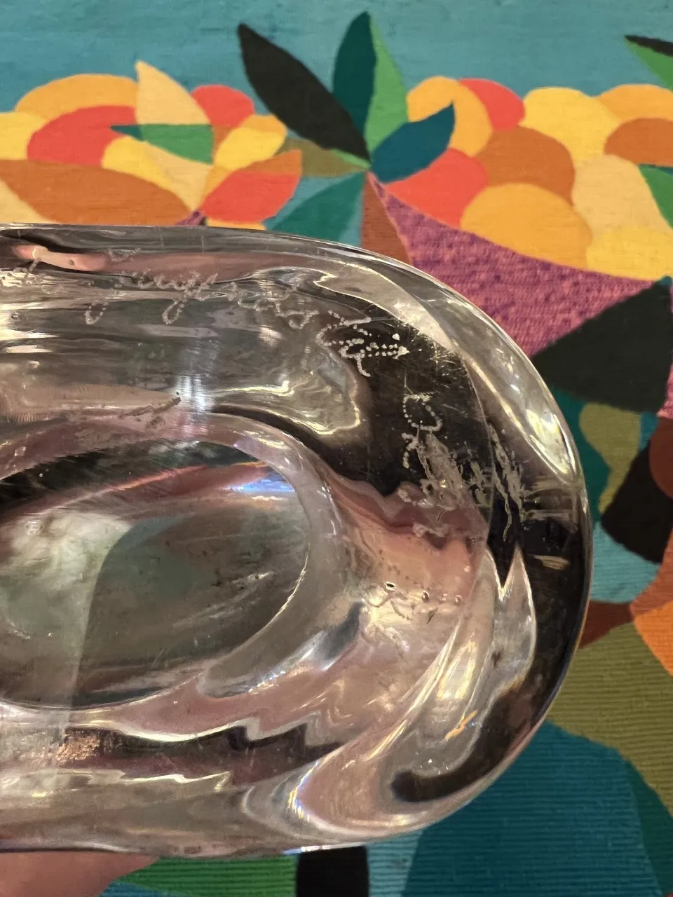 vase di murano chiaro con disegni eleganti su sfondo colorato