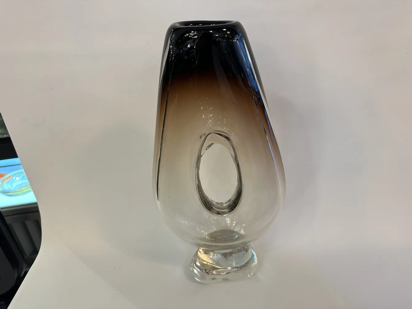 antike murano-vase mit eleganten formen und farbverlauf
