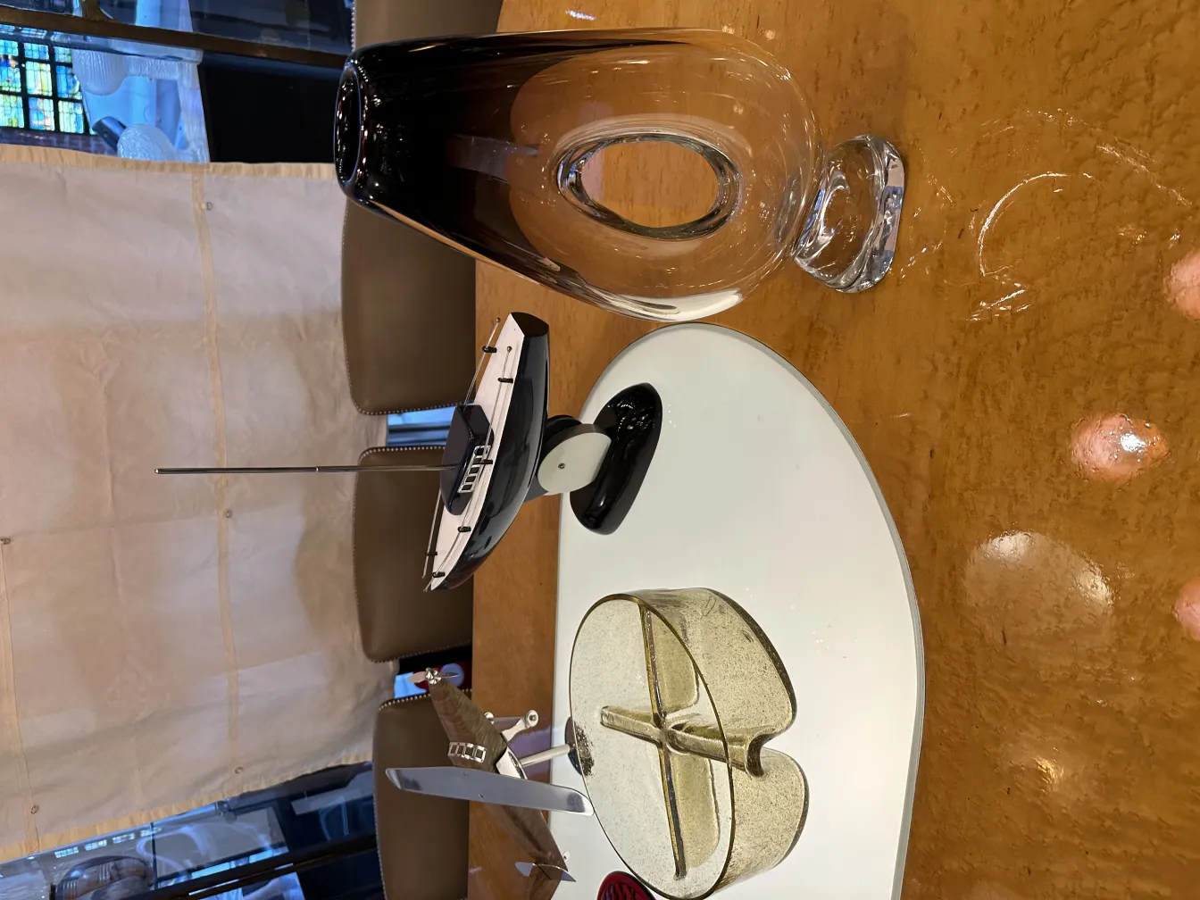 vaso di murano su tavolo con dettagli eleganti e atmosfera accogliente