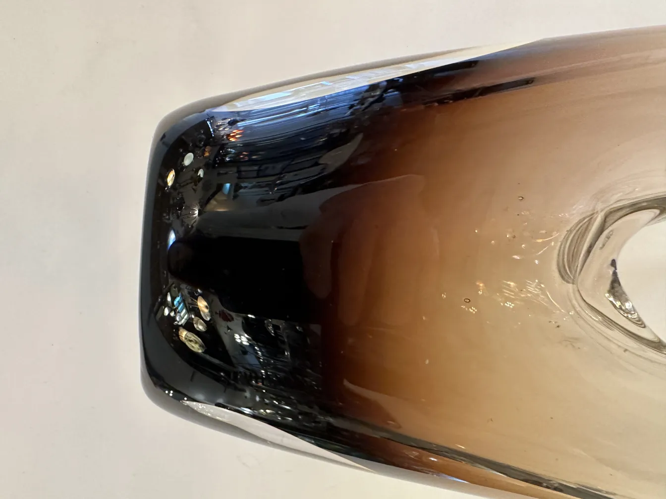 antike murano-glas, elegante formen, dunkle schattierungen, heller hintergrund