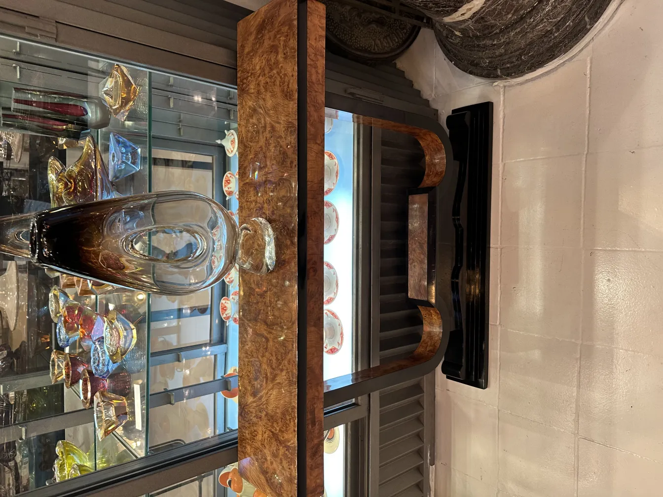 Vaso de Murano antigo em uma mesa com decorações coloridas