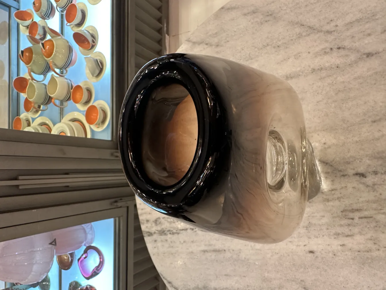 vase di murano in stanza con piatti colorati