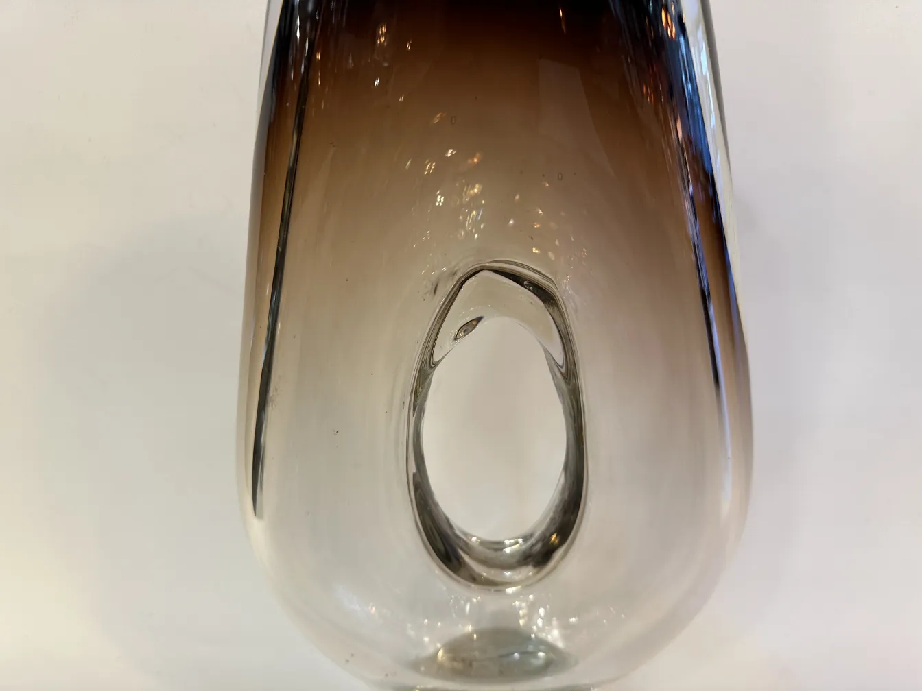 vase murano avec forme distinctive et élégante, coloré, dans un cadre classique