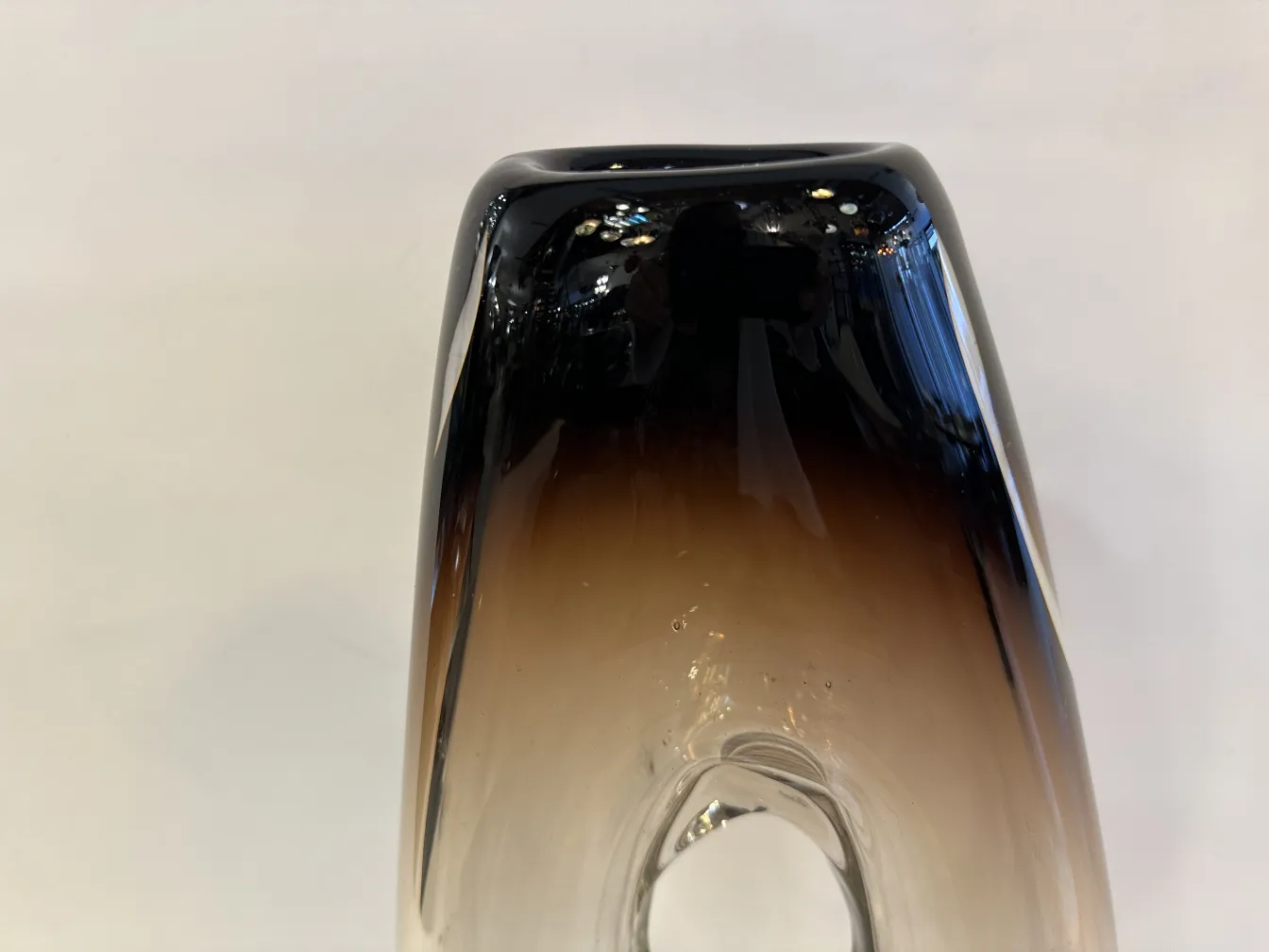 murano-glas in eleganter Form, mit dunklen und hellen Farbnuancen, dekorativ