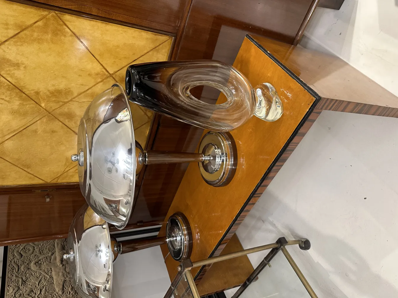 vase Murano avec forme élégante et design courbé, environnement classique, décoration proéminente