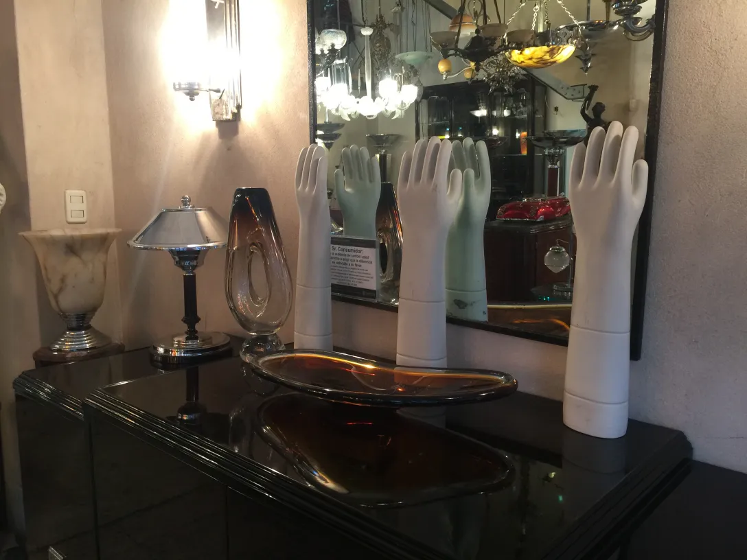 antike murano-glas mit lampe und dekorativen händen