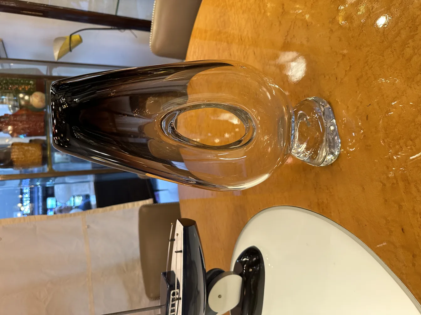 antike murano-glas in klarem Ton mit runder Basis